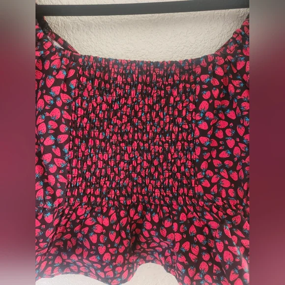 Band of the Free Strawberry Tie-Front Crop Top size large - Picture 15 of 16